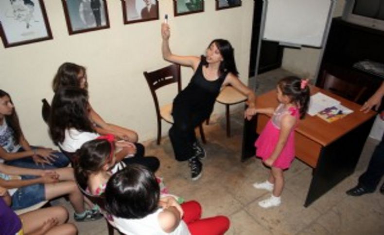 Karabağlar’da çocuklar ve gençler tiyatro öğreniyor